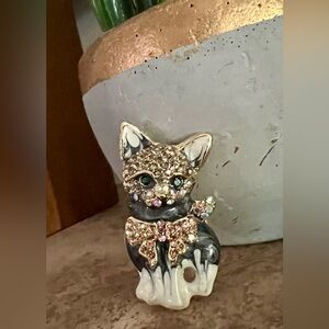 NWOT Crystal Kitten Brooch